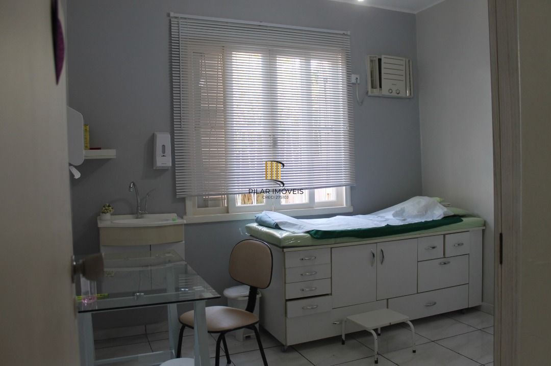 Casa para Venda - 221m², 3 dormitórios, sendo 1 suites, 4 vagas - Tristeza