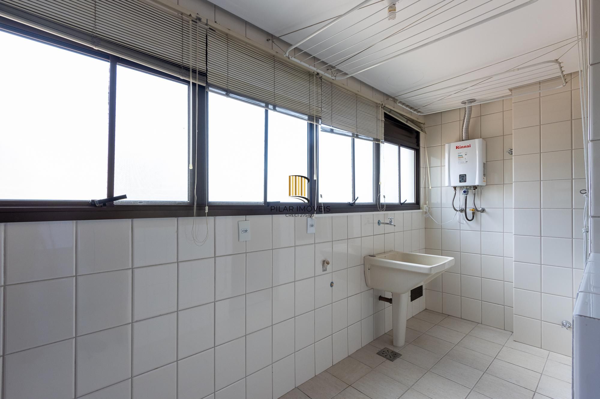 Apartamento 3 quartos, 1 suite, dependência, sacada com churrasqueira, 2 vagas - Bairro Menino Deus