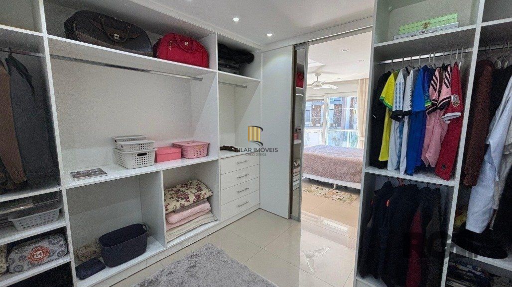 Casa em condomínio com 4 suítes, 4 vagas de garagem, pátio com piscina