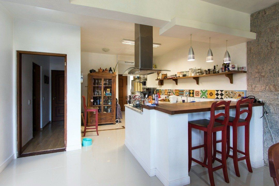 Casa para Venda - 250m², 3 dormitórios, sendo 2 suites, 3 vagas - Ponta Grossa