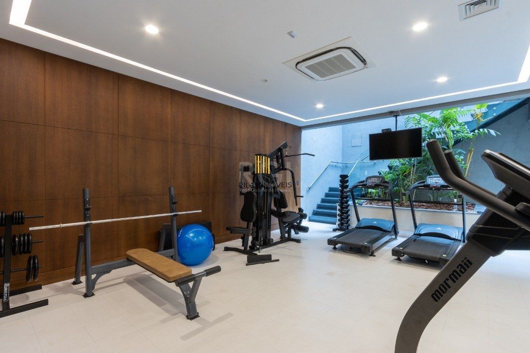 Apartamento mobiliado, com cerca de 256,42m² privativos e com 3 suítes,