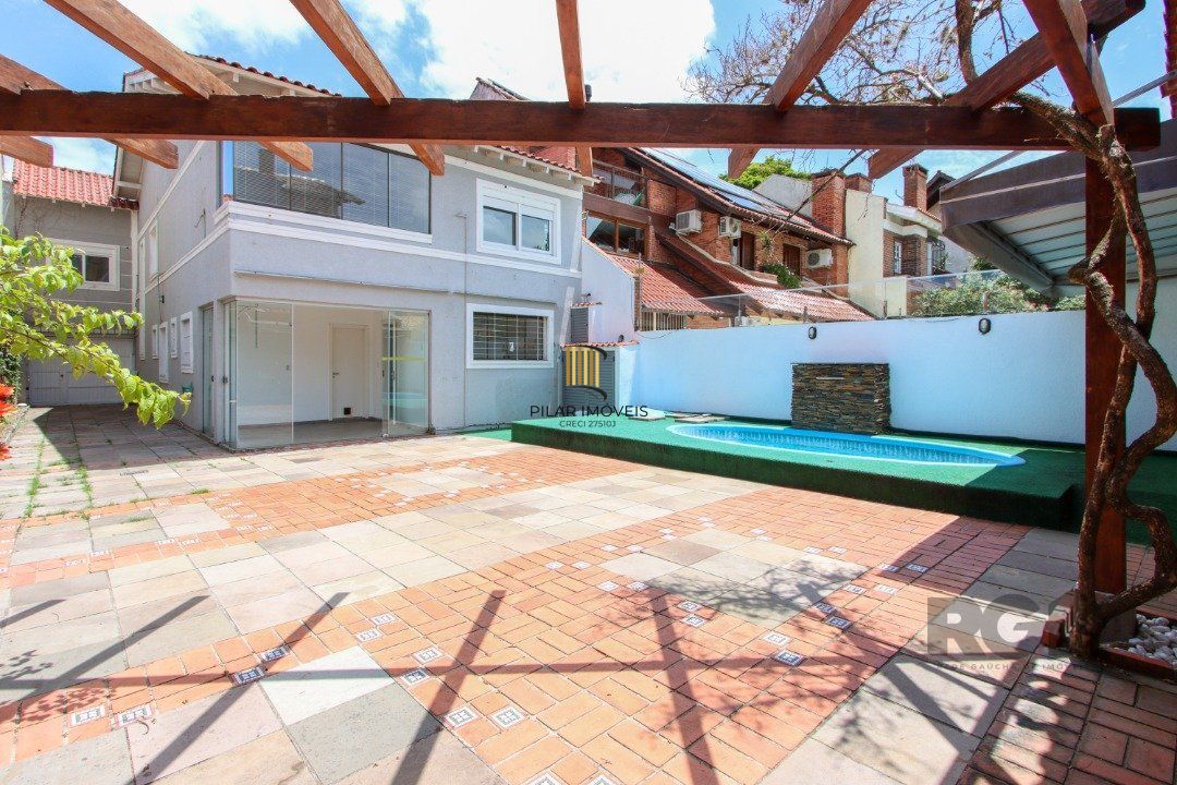 Casa com 4 quartos, com 347,57 m 2 privativos