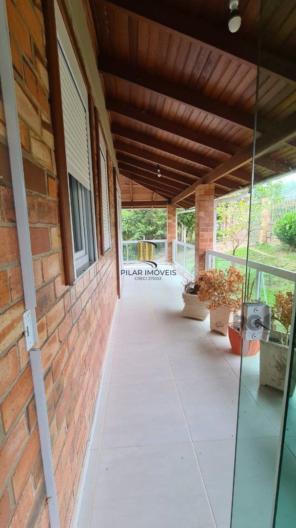 Casa de alvenaria, com 3 dormitórios, 1 suíte, living, cozinha, lavanderia, churrasqueira, banheiro social, pátio e 4 vagas de garagem.