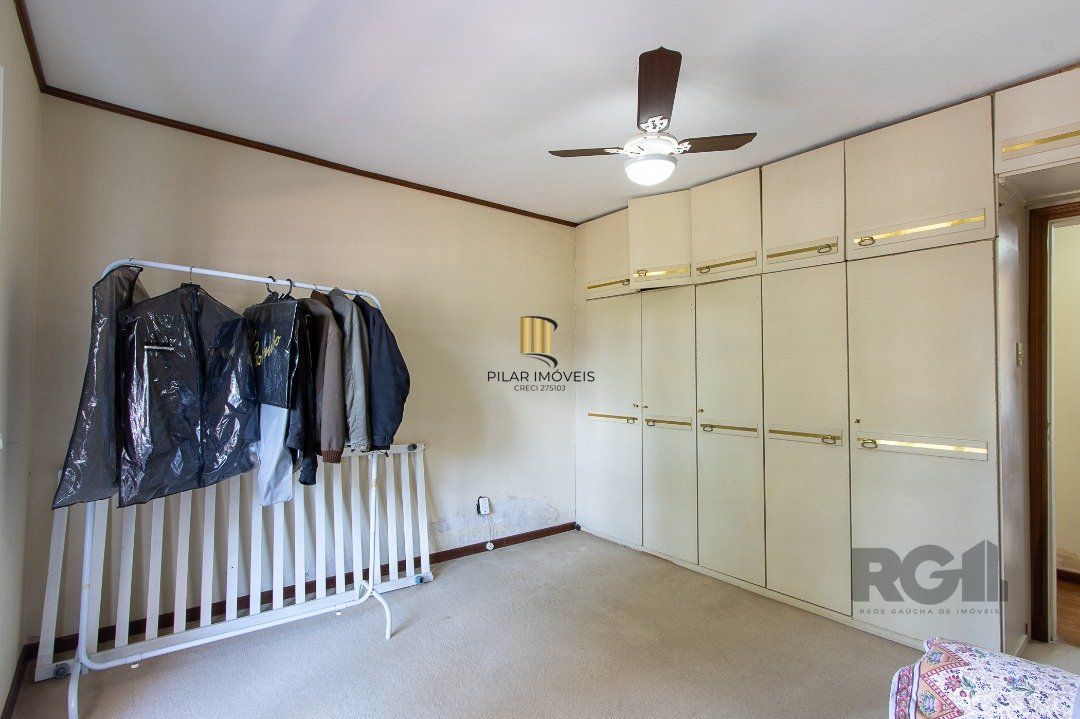 Casa com 4 quartos, suíte, churrasqueira, lareira, garagem coberta e lindo jardim.