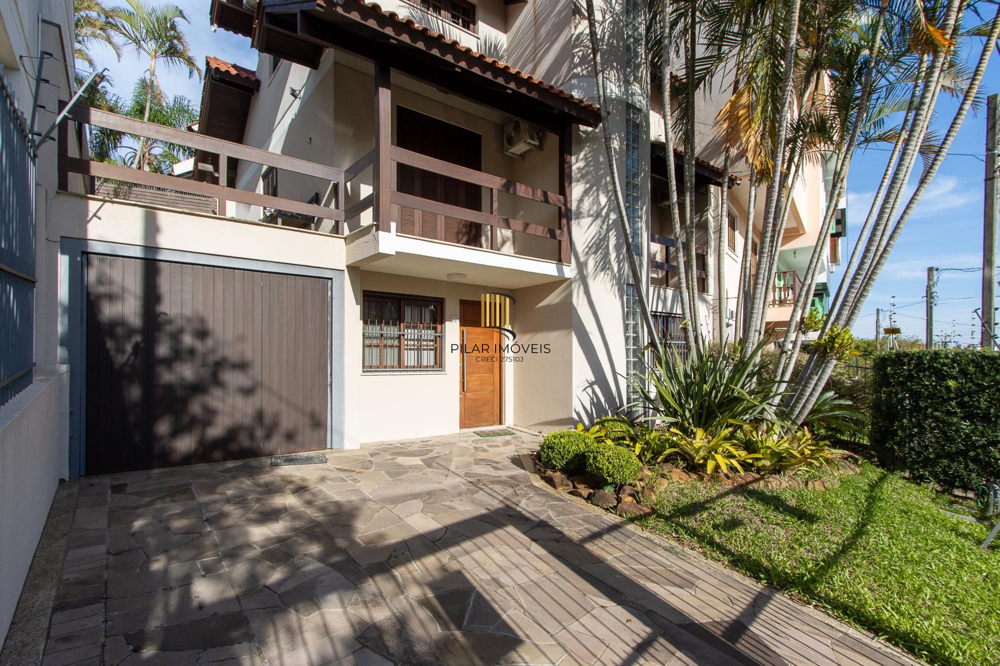 Excelente casa de 3 dormitórios, 1 suíte, pátio, piscina e vaga para 2 carros cobertas.