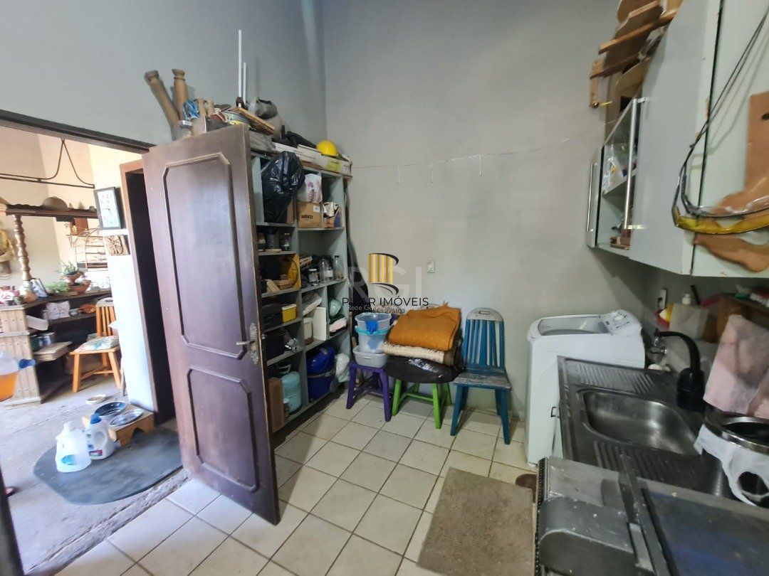 Casa em lindo terreno alto ao nível da rua medindo 10 × 32 onde consta uma residência térrea com 136m2 de área privativa,
