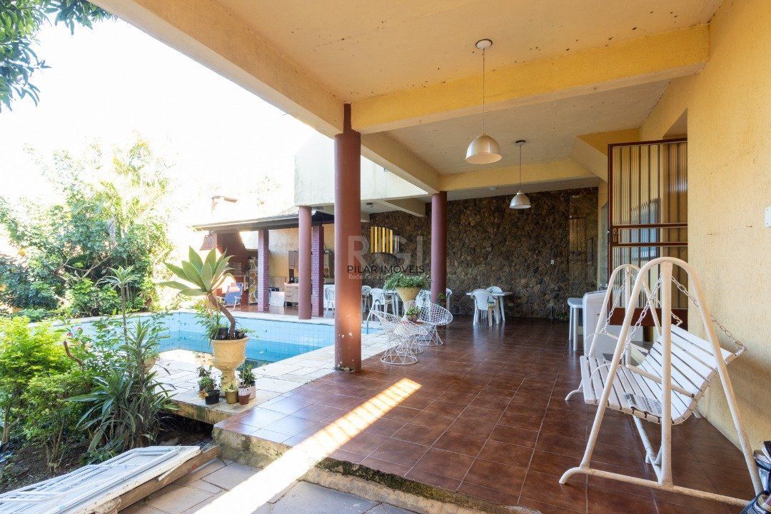 Sobrado com 345m² privativos, 3 suites, 2 vagas, churrasqueira. pátio com piscina - Bairro Cristal