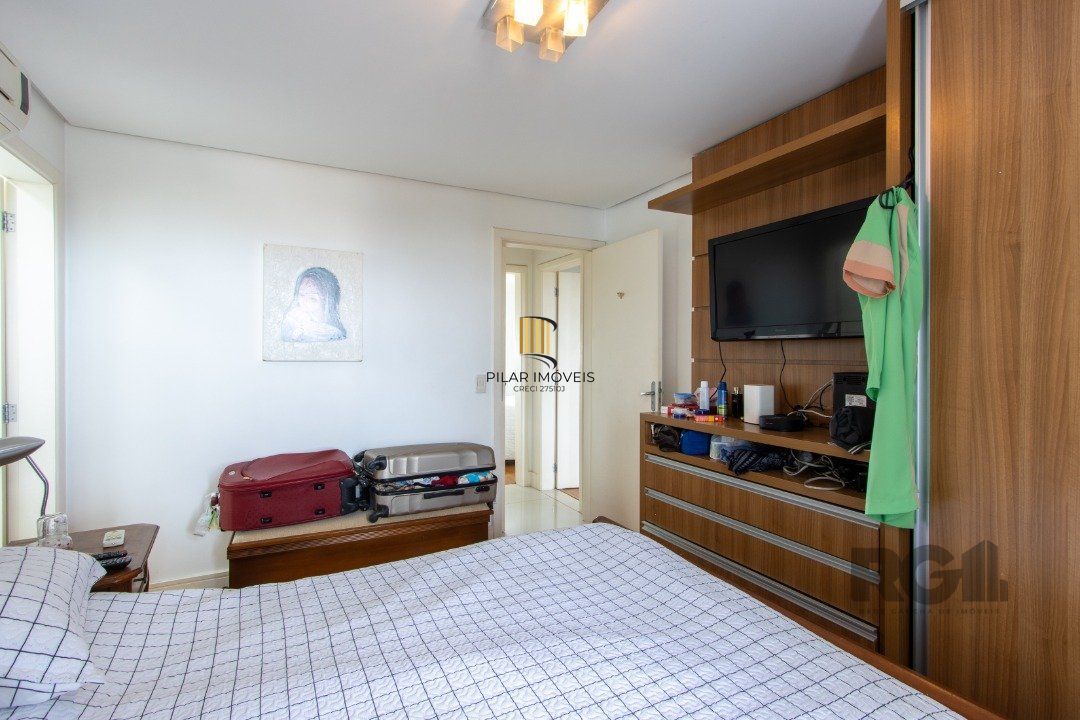 Casa em condominio . com 6 suites, sendo 3 suítes master com closet e hidro.