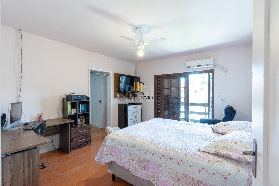 Sobrado para Venda - 356.93m², 4 dormitórios, sendo 2 suites, 4 vagas - Tristeza