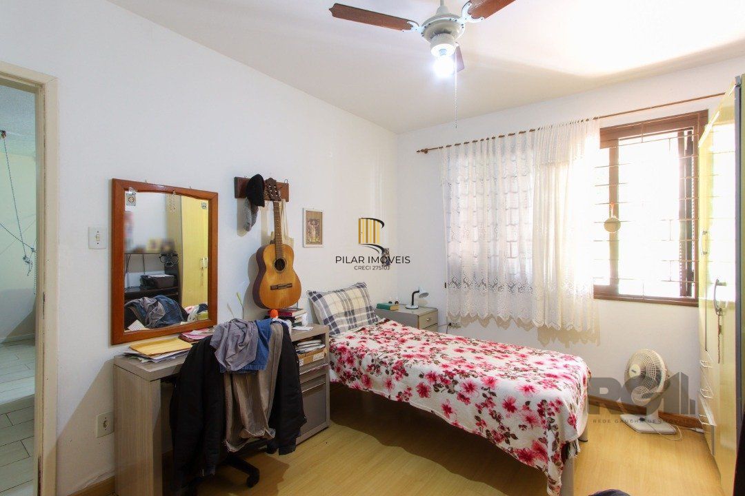 Casa térrea com  hall de entrada ,4 dormitórios
