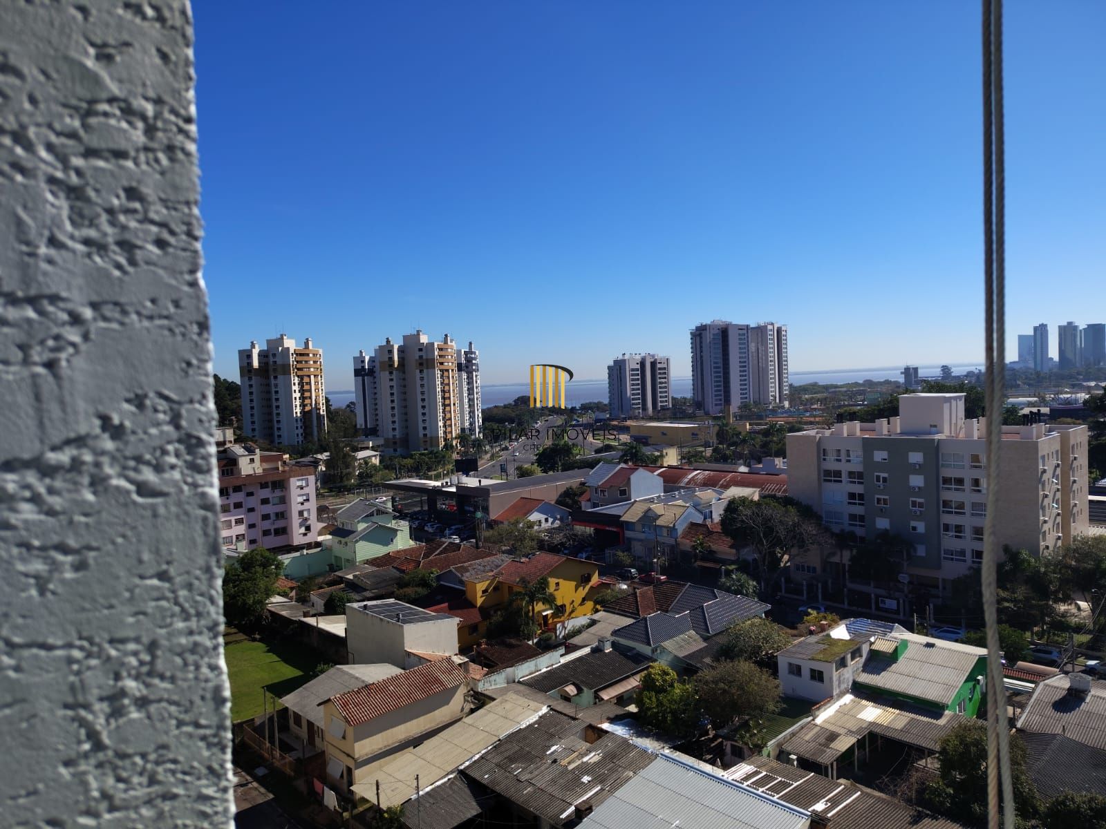 Cobertura de 3 dormitórios, 1 suíte, 2 vagas escrituradas e vista para o Guaíba.