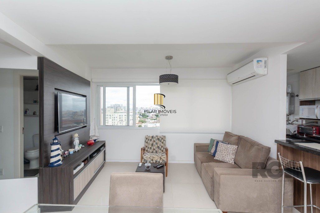 Apartamento andar alto que possui 2 dormitórios, sendo 1 súite, living para 2 ambientes, cozinha mobiliada, banheiro auxiliar