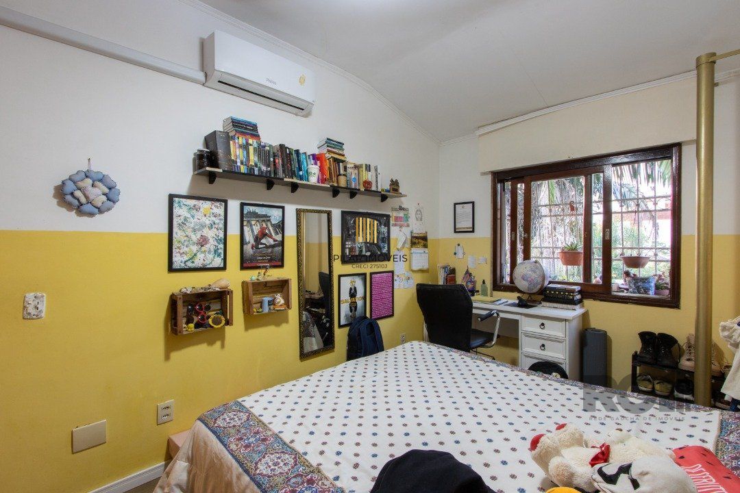 Casa no bairro Cristal, Possui 4 dormitórios, sendo 1suíte, closet e banheira de hidromassagem, com possibilidade de um podendo 1 dormitórios extra.