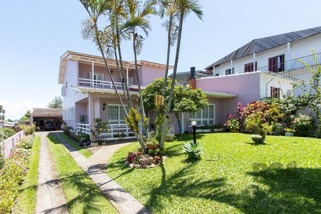 Casa com 4 quartos, suíte, churrasqueira, lareira, garagem coberta e lindo jardim. - Pilar Imóveis