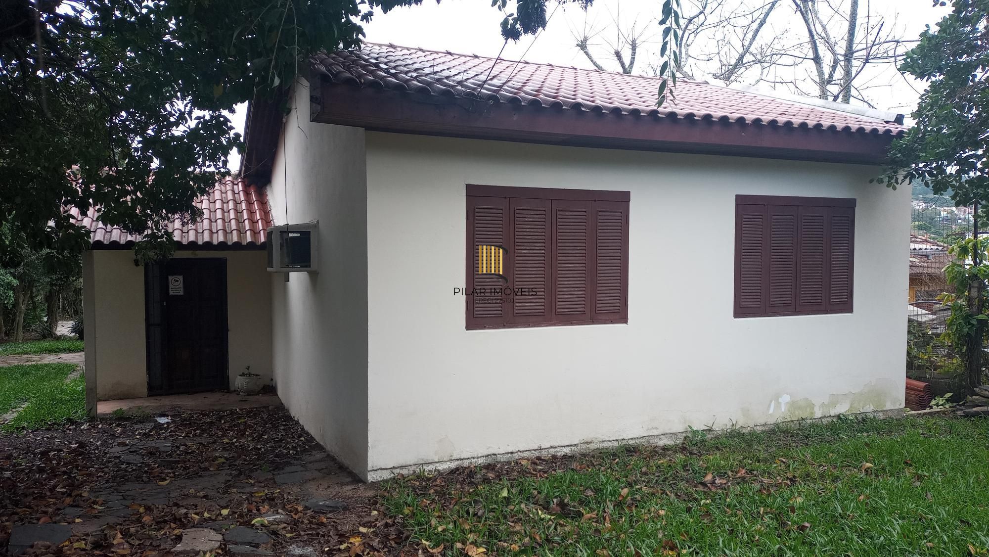 Sossego e natureza em Porto Alegre: 3 quartos, piscina e quase 2000m² de área