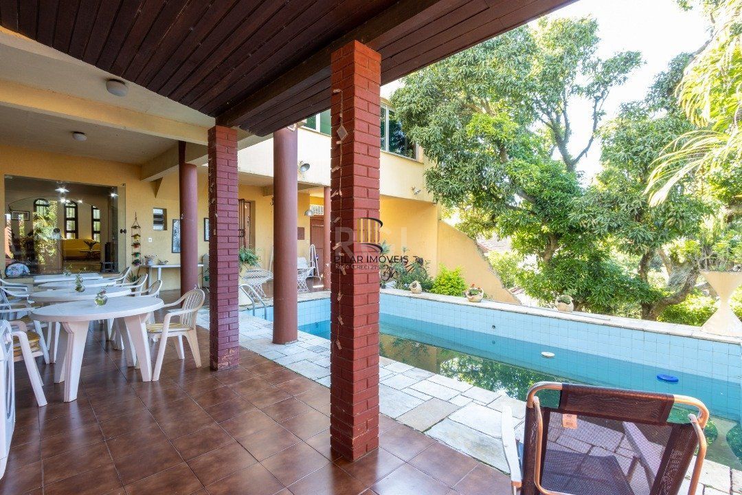 Sobrado com 345m² privativos, 3 suites, 2 vagas, churrasqueira. pátio com piscina - Bairro Cristal