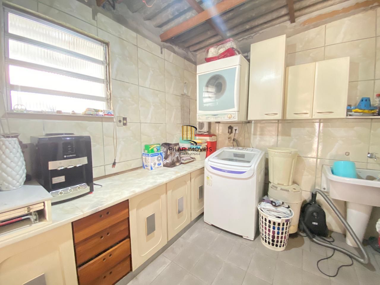 Casa 4 dormitórios I vaga 8 carros I Bairro Camaquã