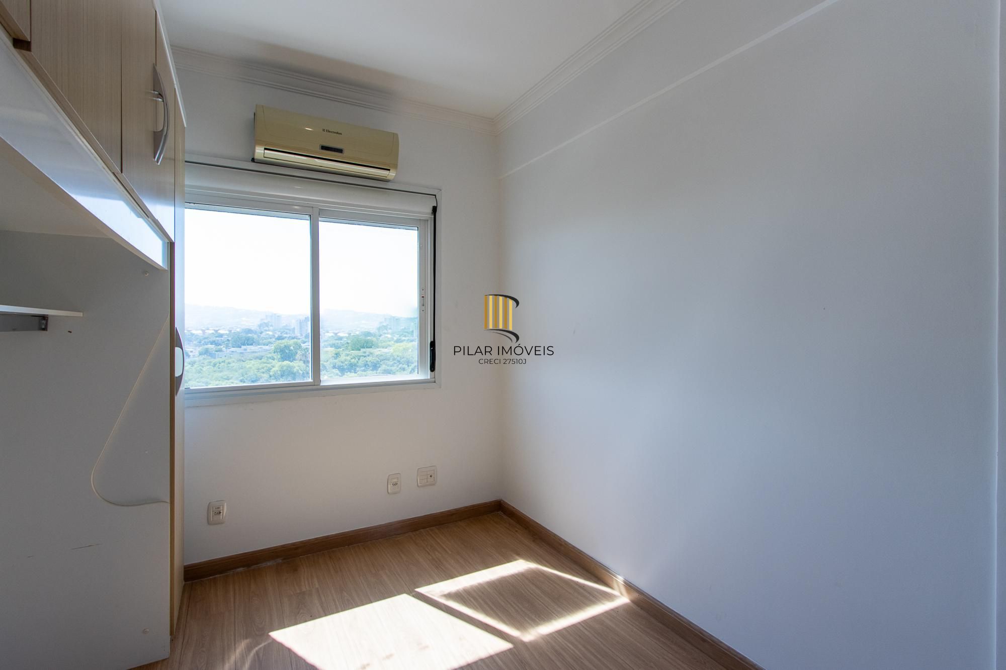 Cobertura de 3 dormitórios, 1 suíte e duas vagas de garagem no bairro Cristal.