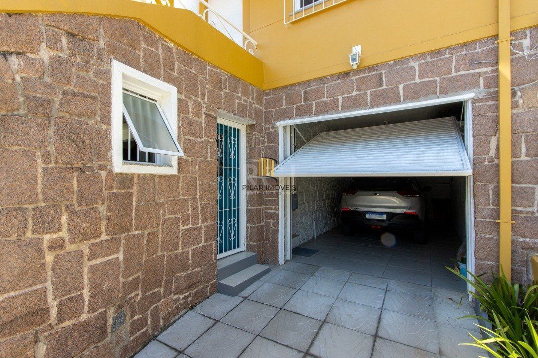 Sobrado à venda no Bairro Medianeira, reformado, 3 quartos, lareira, churrasqueira, 3 vagas