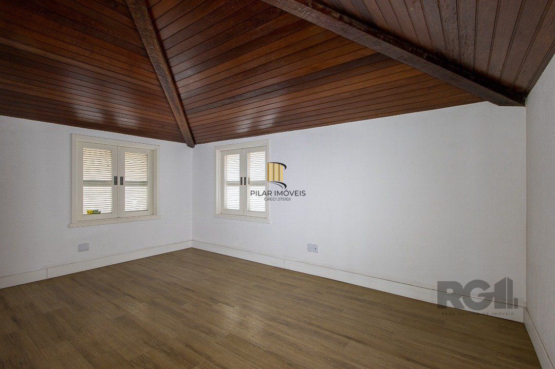 Casa Condomínio a Venda - 880m², 5 dormitórios, sendo 2 suítes, a master com lareira, 4 vagas - Cavalhada