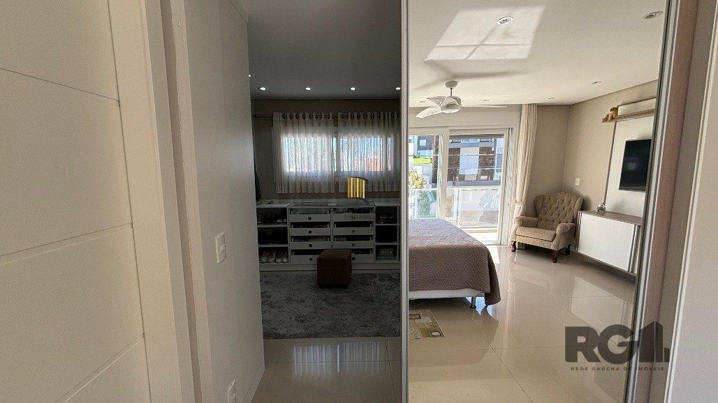 Casa em condomínio com 4 suítes, 4 vagas de garagem, pátio com piscina