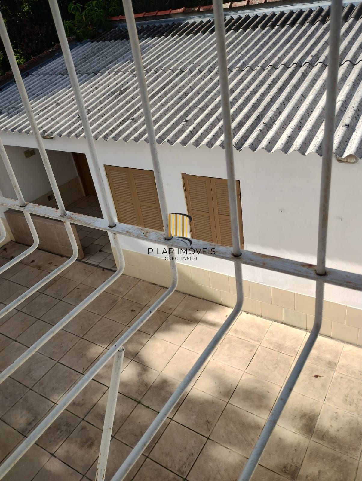 Excelente Casa com 03 suítes + Apto nos fundos com 01 Dor. Garagem 3 carros