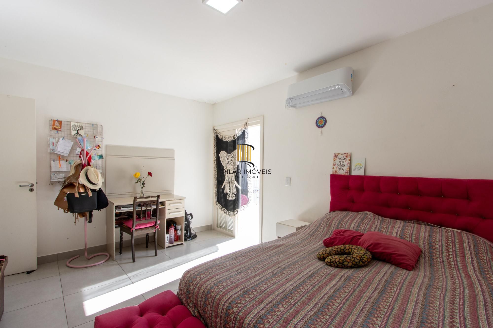 Casa 3 Dormitórios no Bairro Tristeza com 2 Vagas de Garagem