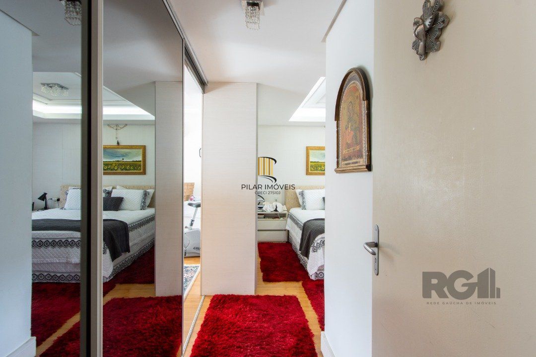 Casa em condominio . com 6 suites, sendo 3 suítes master com closet e hidro.