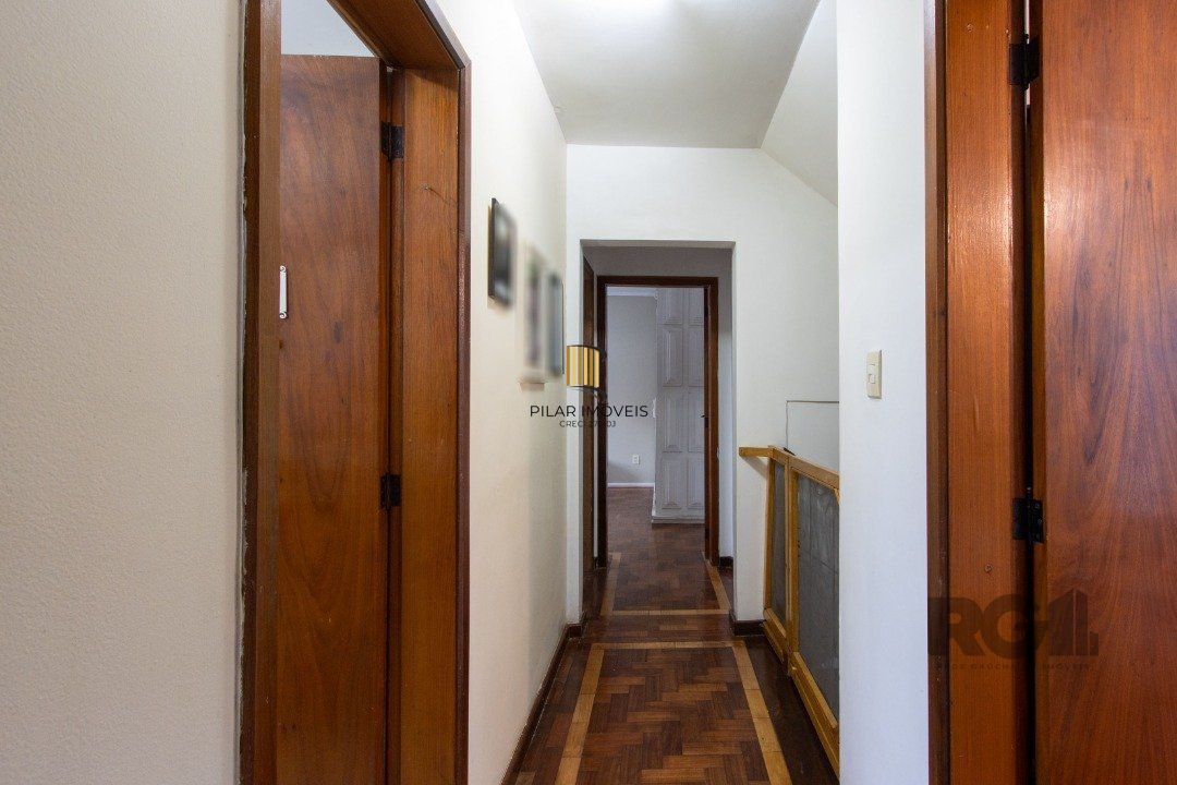 Casa no bairro Cristal, Possui 4 dormitórios, sendo 1suíte, closet e banheira de hidromassagem, com possibilidade de um podendo 1 dormitórios extra.