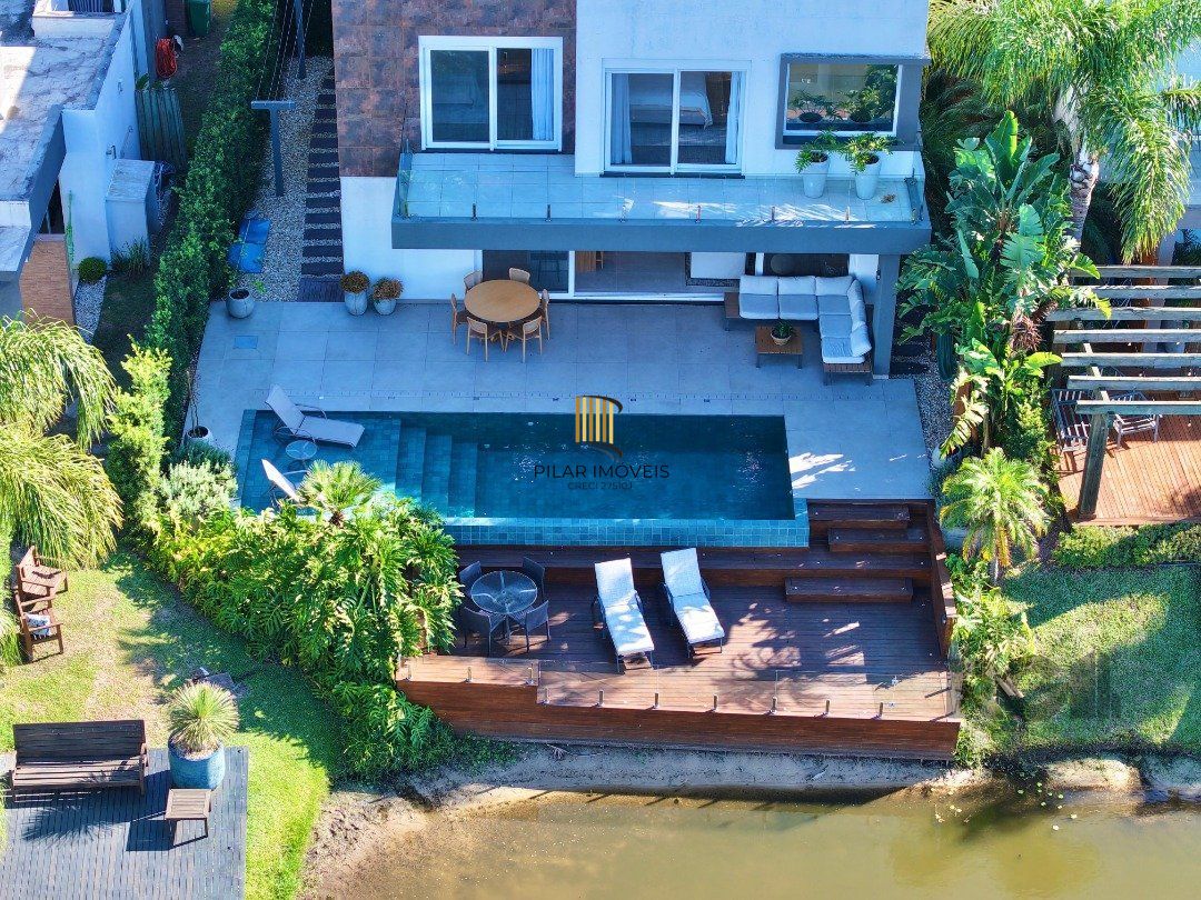 SOBRADO À VENDA  PAGAMENTO EM 60X CONDOMÍNIO MALIBU BEIRA LAGO COM DECK E PISCINA 
