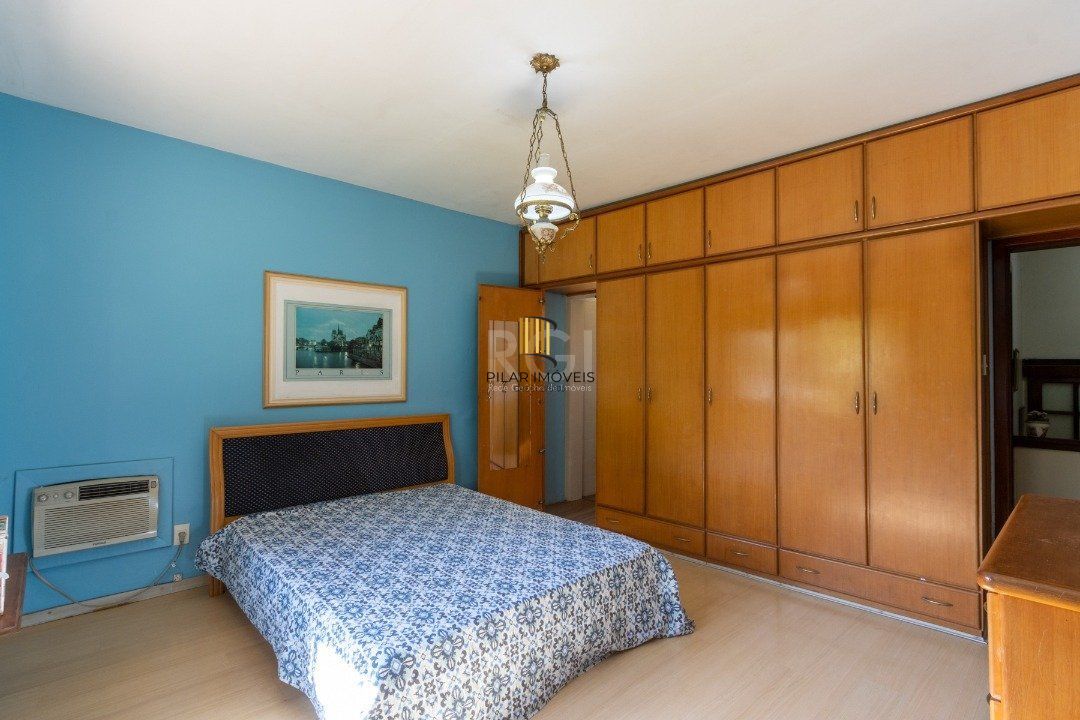 Sobrado com 345m² privativos, 3 suites, 2 vagas, churrasqueira. pátio com piscina - Bairro Cristal