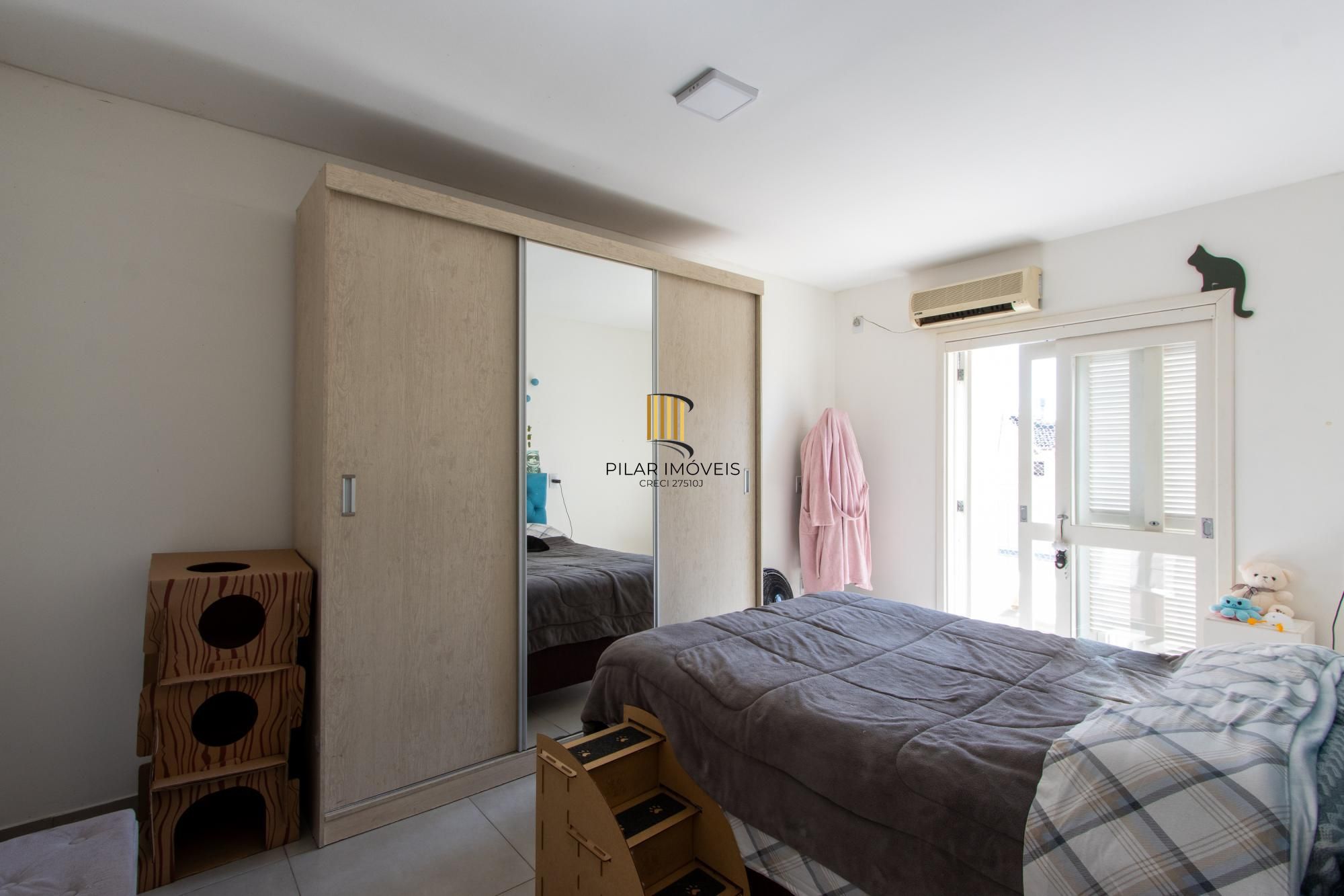 Casa 3 Dormitórios no Bairro Tristeza com 2 Vagas de Garagem