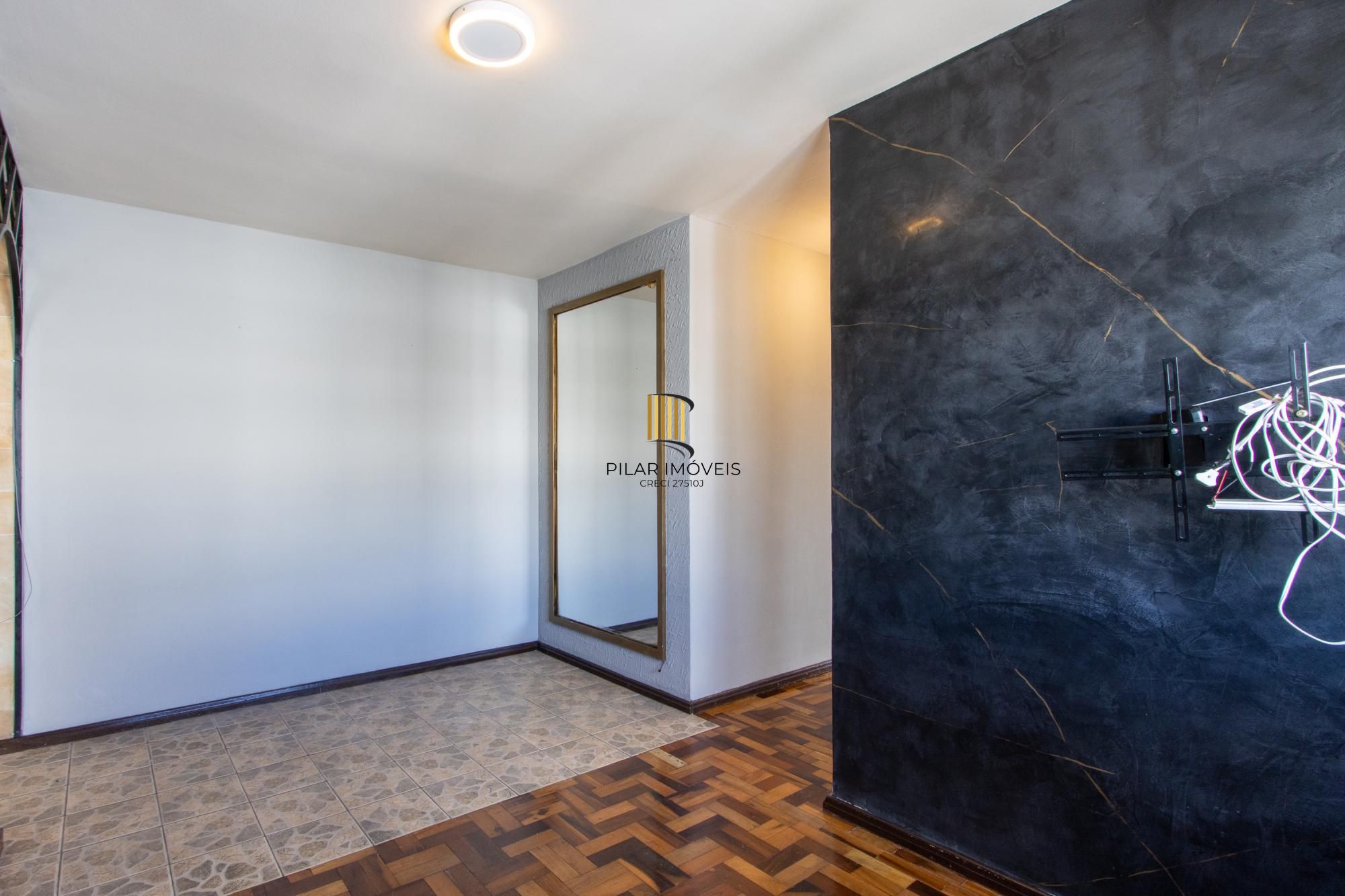 Apartamento de 3 quartos reformado, 1 banheiro - Bairro Camaquã.