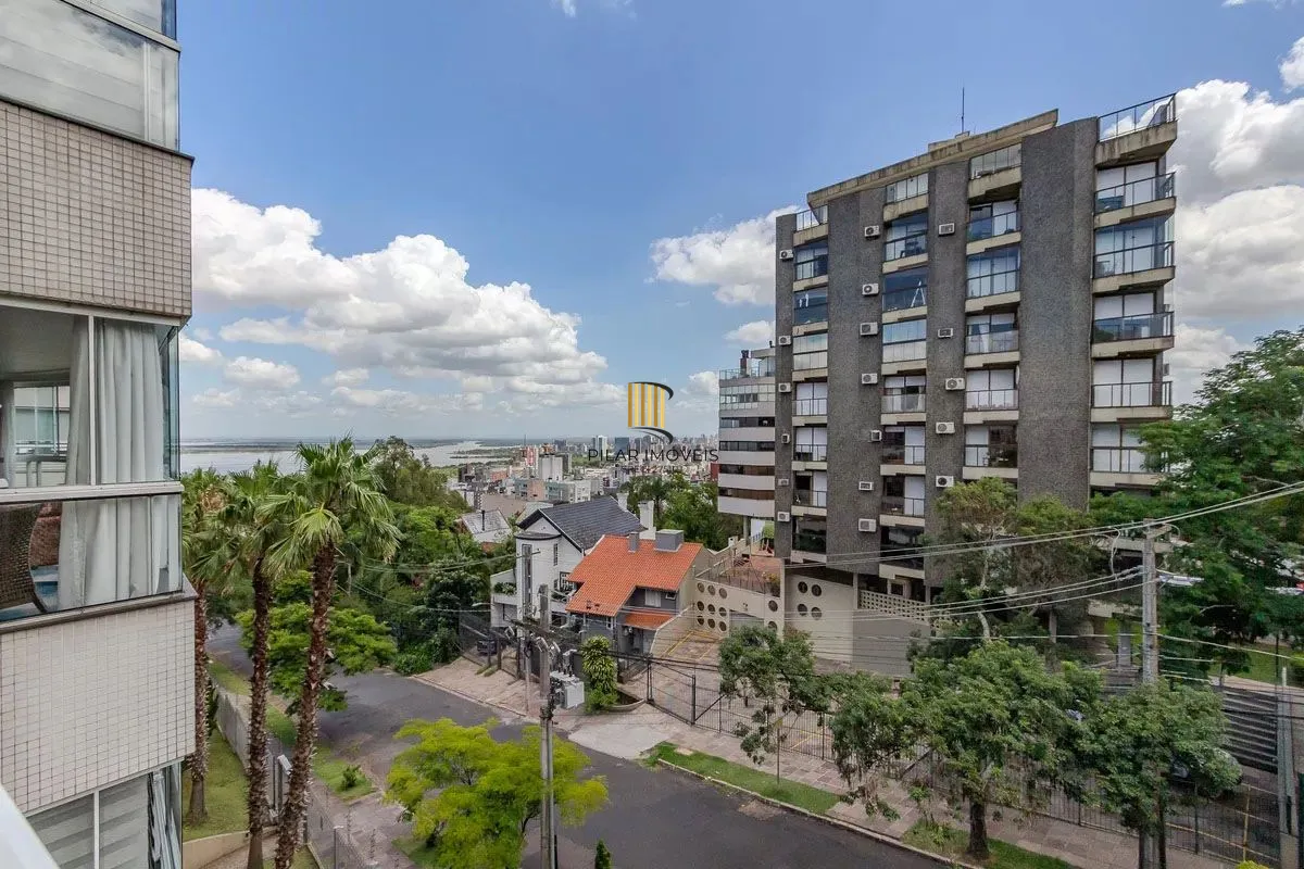 Apartamento com 3 dormitórios, 2 vagas e 231.61m² - Bairro Menino Deus