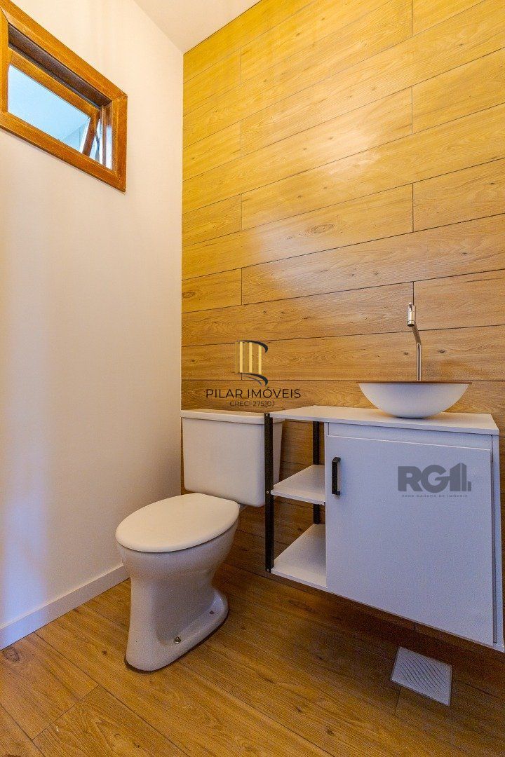 Casa 103m² - 3 dormitórios, 1 suíte, piscina, 2 vagas no bairro Hípica
