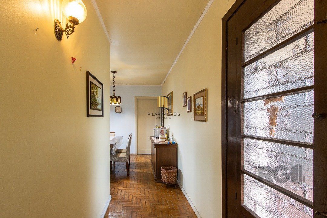 Casa térrea, 2 quartos, 2 vagas, edicula com 1 quarto e um banheiro - Bairro Tristeza