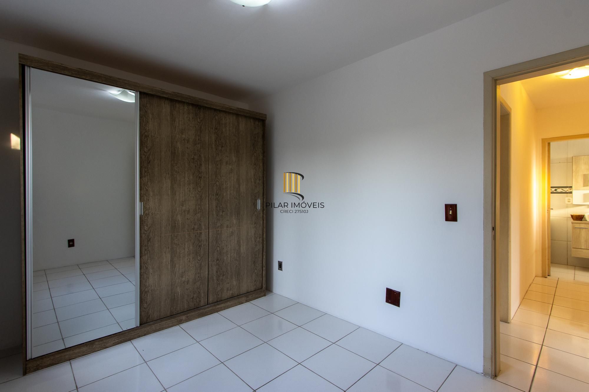Casa de condomínio, 3 dormitórios, 1 suíte, 1 vaga coberta, no bairro Cristal.