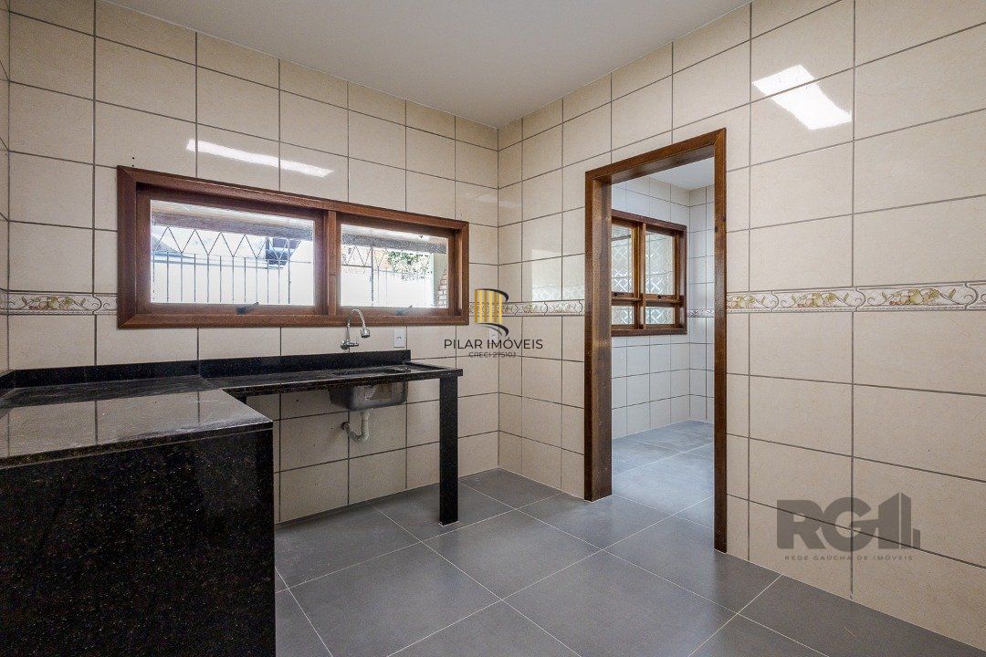 Casa 103m² - 3 dormitórios, 1 suíte, piscina, 2 vagas no bairro Hípica