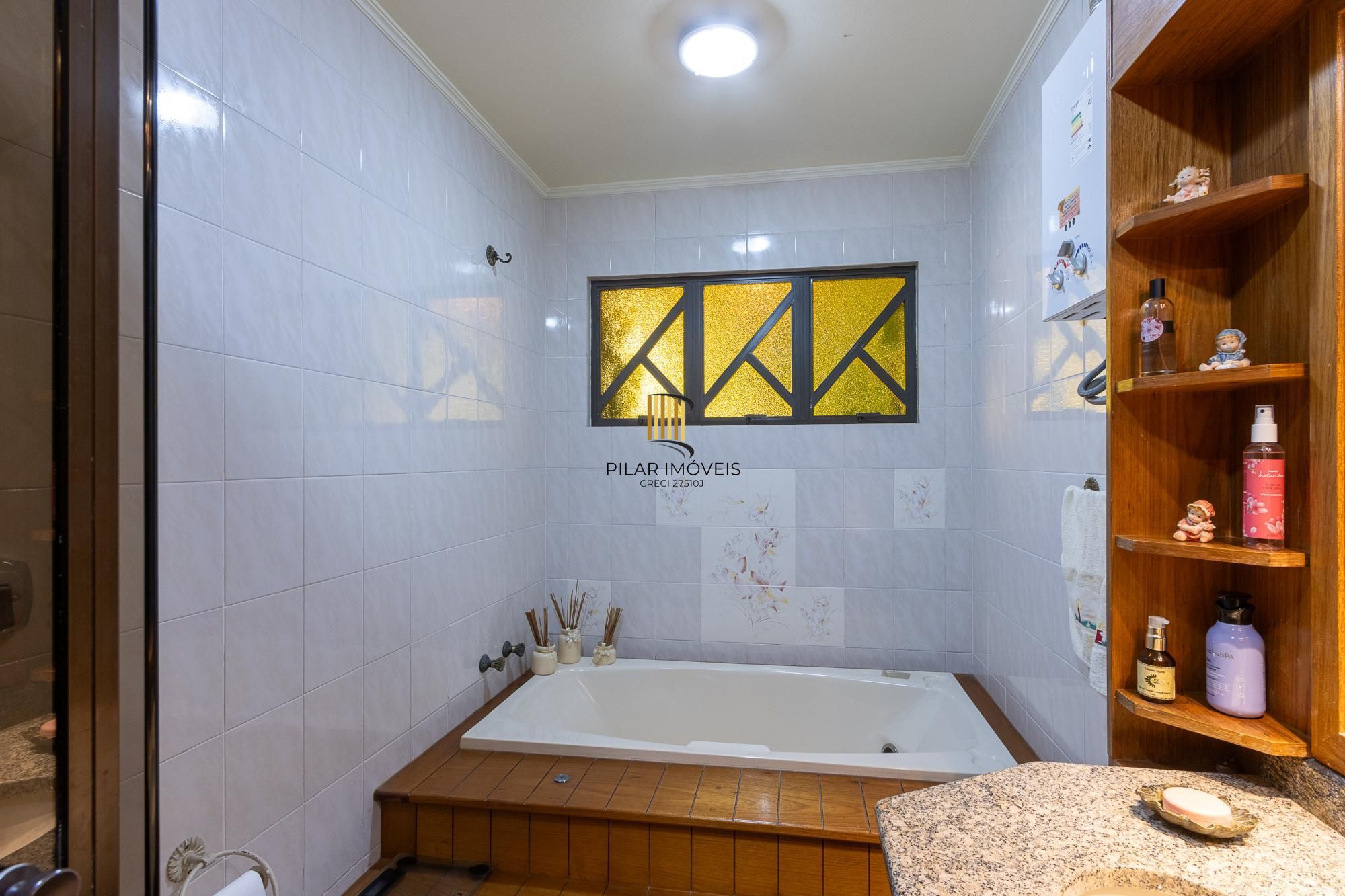 Casa com 3 quartos (1 suite), 4 vagas - Vila Nova