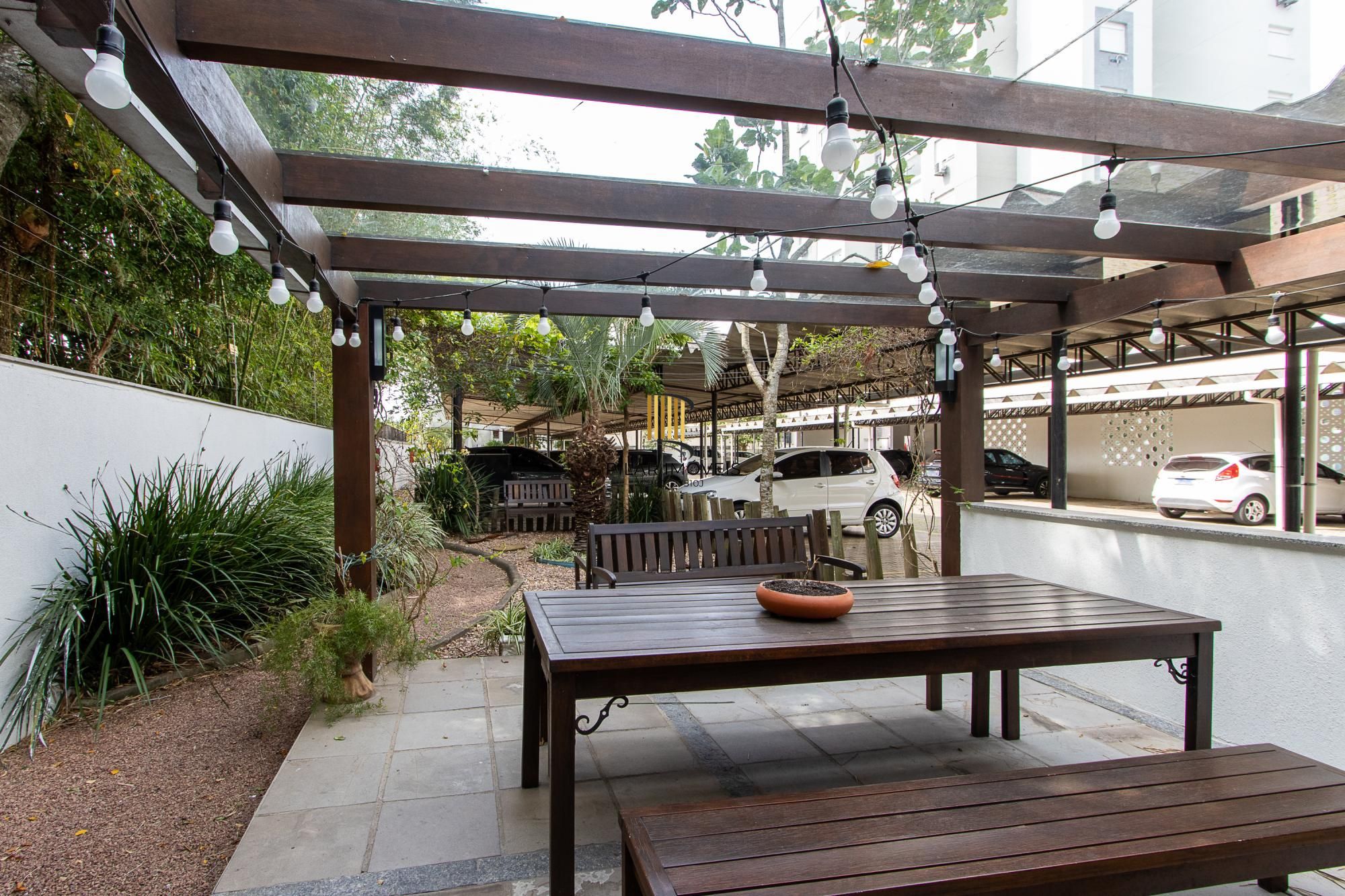 Apartamento de 2 dormitórios com suíte, churrasqueira e infraestrutura completa na Zona Sul de Porto Alegre.