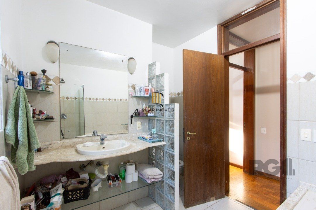 Casa em condomínio que possui  3 dormitórios, sendo 1suíte, lavabo, escritório, possibilidade de um 4 dormitório,