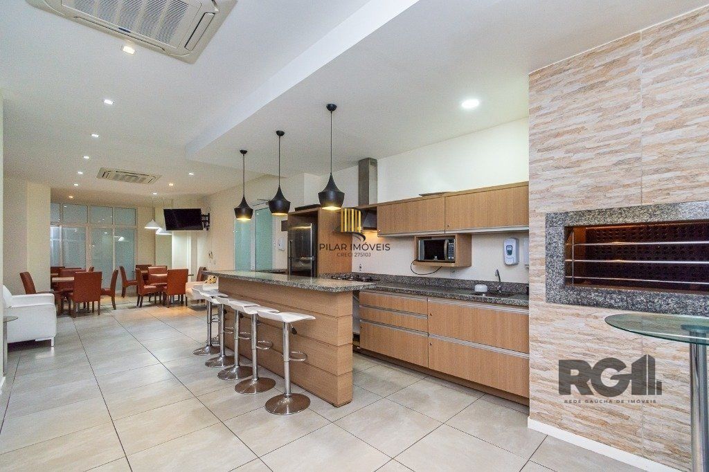 Apartamento andar alto que possui 2 dormitórios, sendo 1 súite, living para 2 ambientes, cozinha mobiliada, banheiro auxiliar