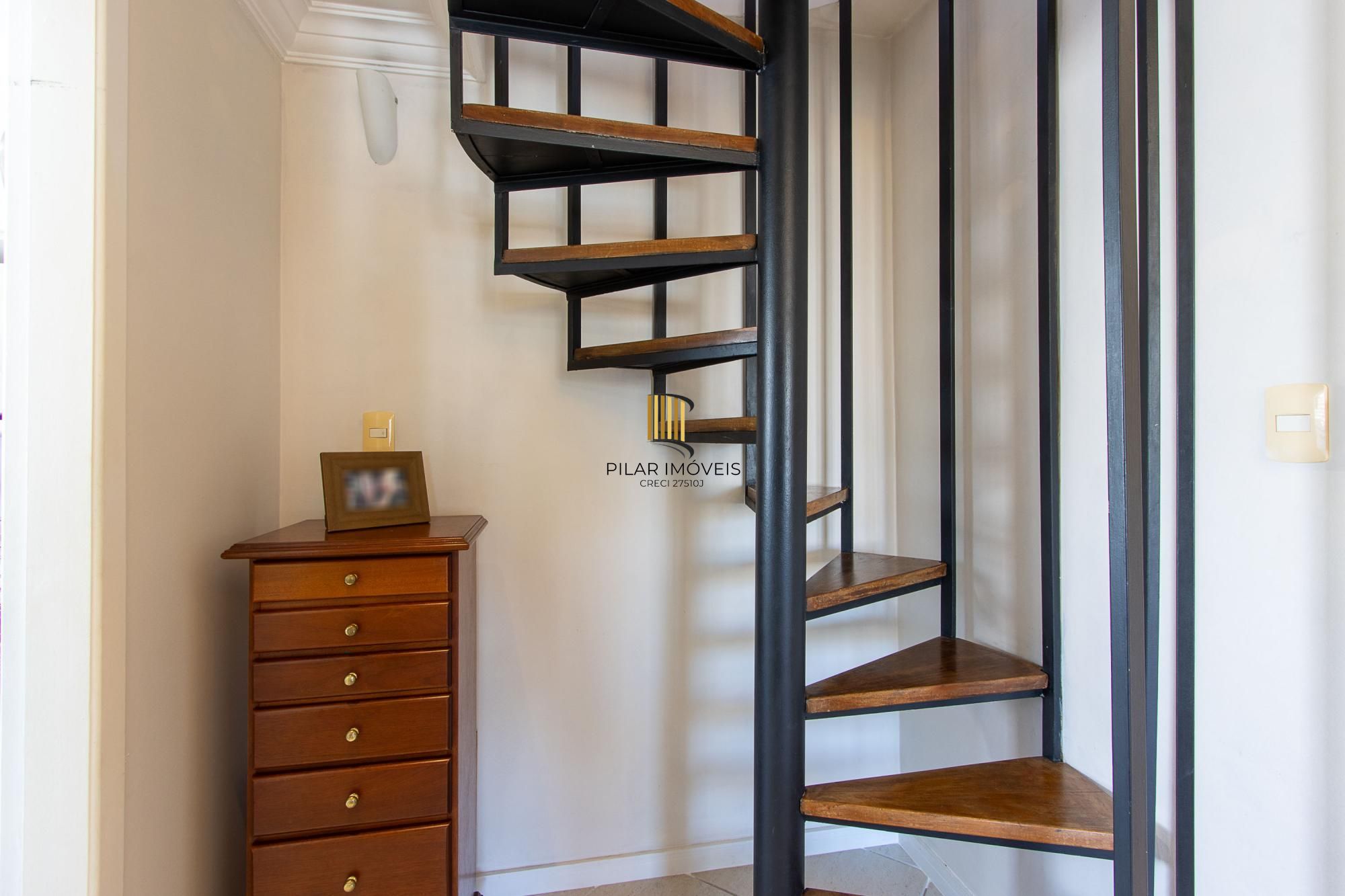 Cobertura com 2 dormitórios, incluindo 1 suíte.