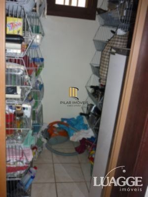 casa com 4 dormitórios, sendo uma suíte , e 530 area privativa