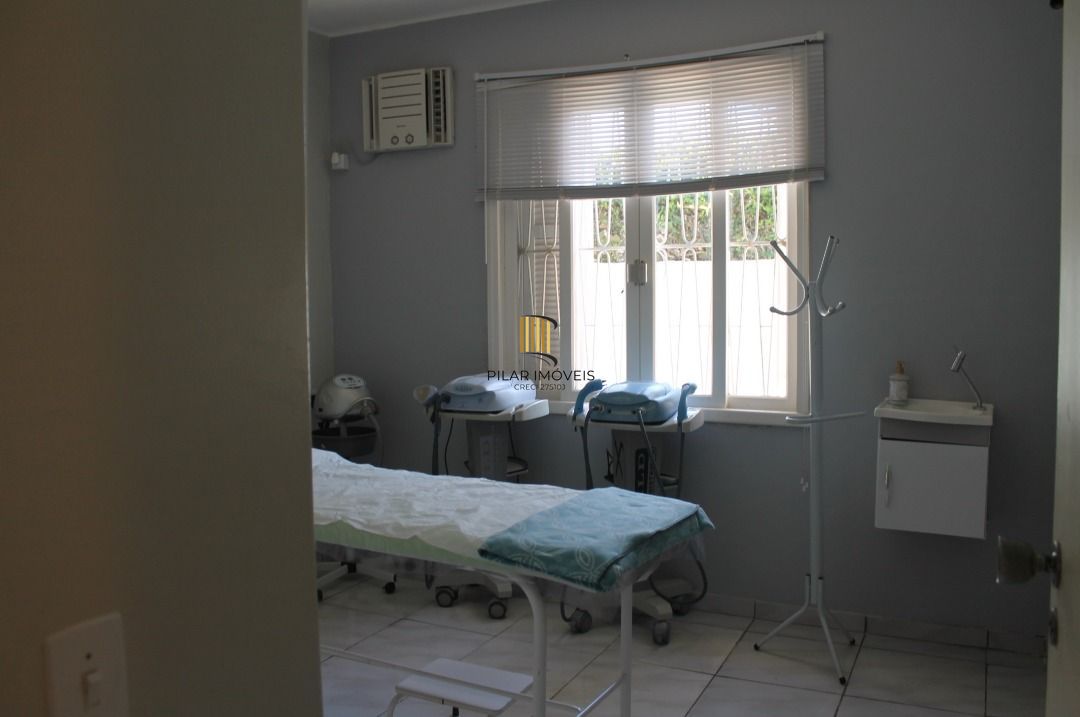 Casa para Venda - 221m², 3 dormitórios, sendo 1 suites, 4 vagas - Tristeza