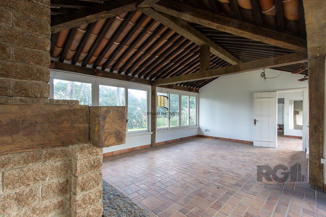 Casa Condomínio a Venda - 880m², 5 dormitórios, sendo 2 suítes, a master com lareira, 4 vagas - Cavalhada