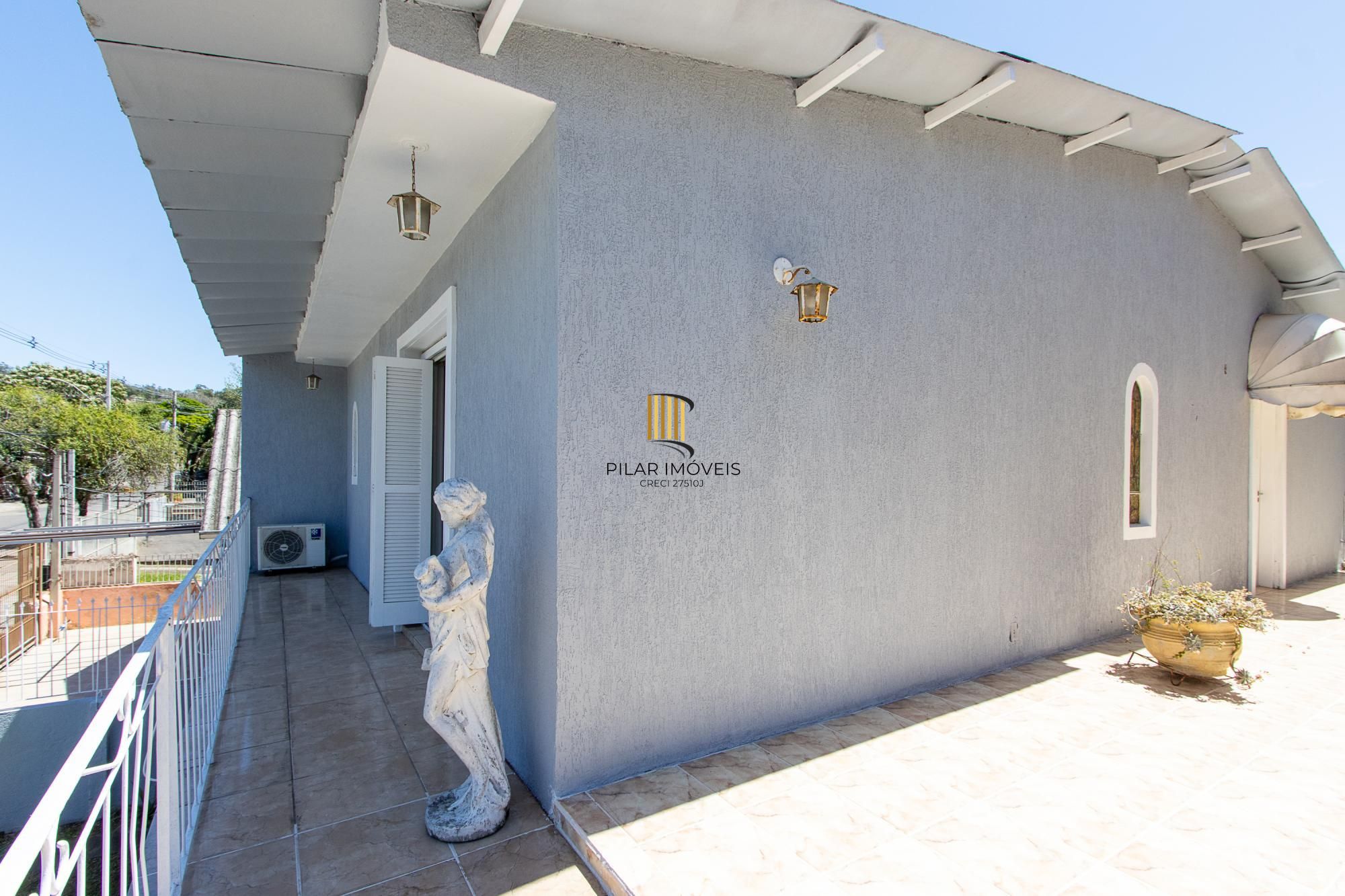 Casa de alvenaria, com 3 quartos, 1 suíte e 3 vagas de garagem.