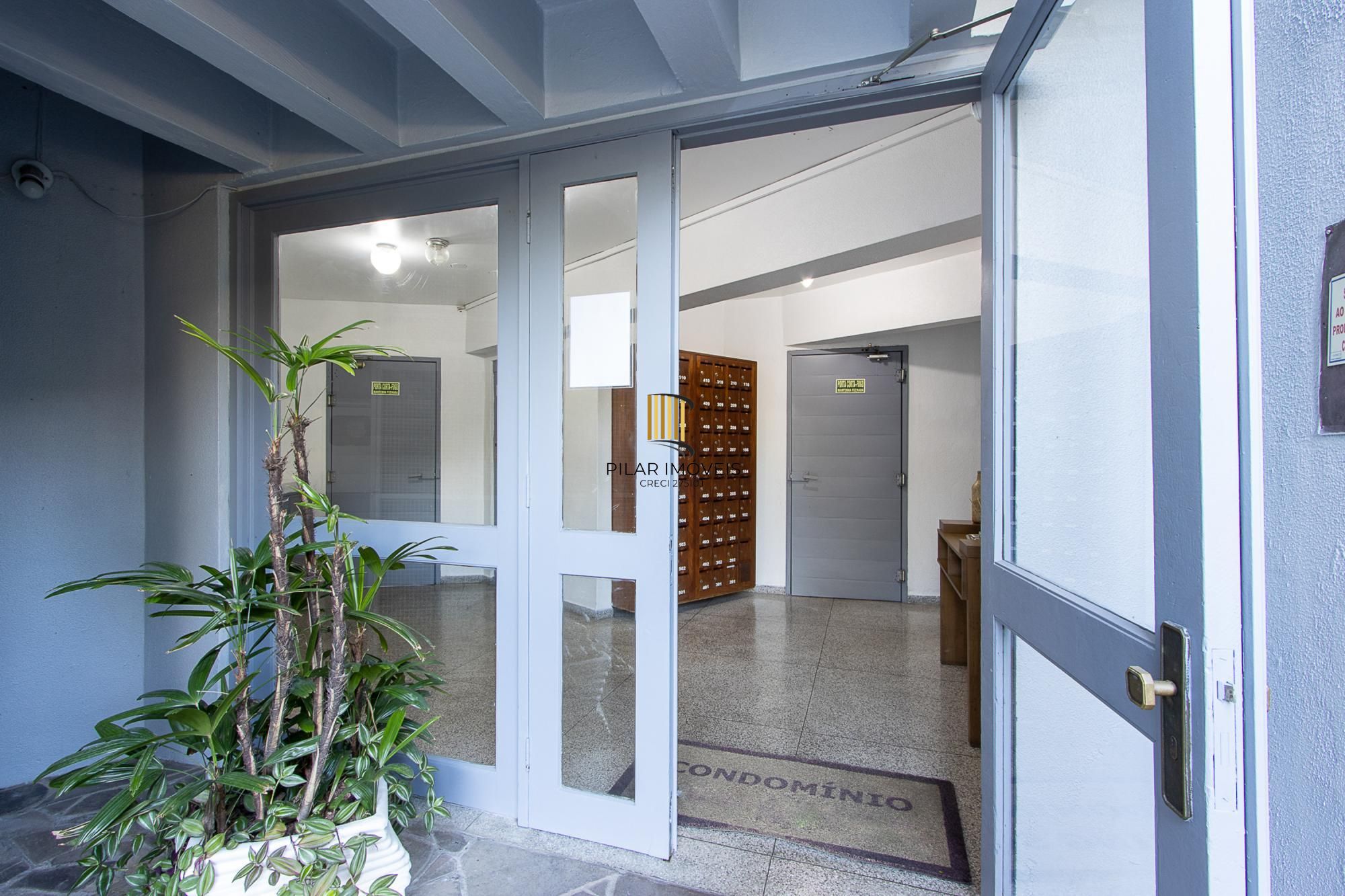 Apartamento de 2 quartos, living, cozinha planejada, área de serviço e 1 vaga.