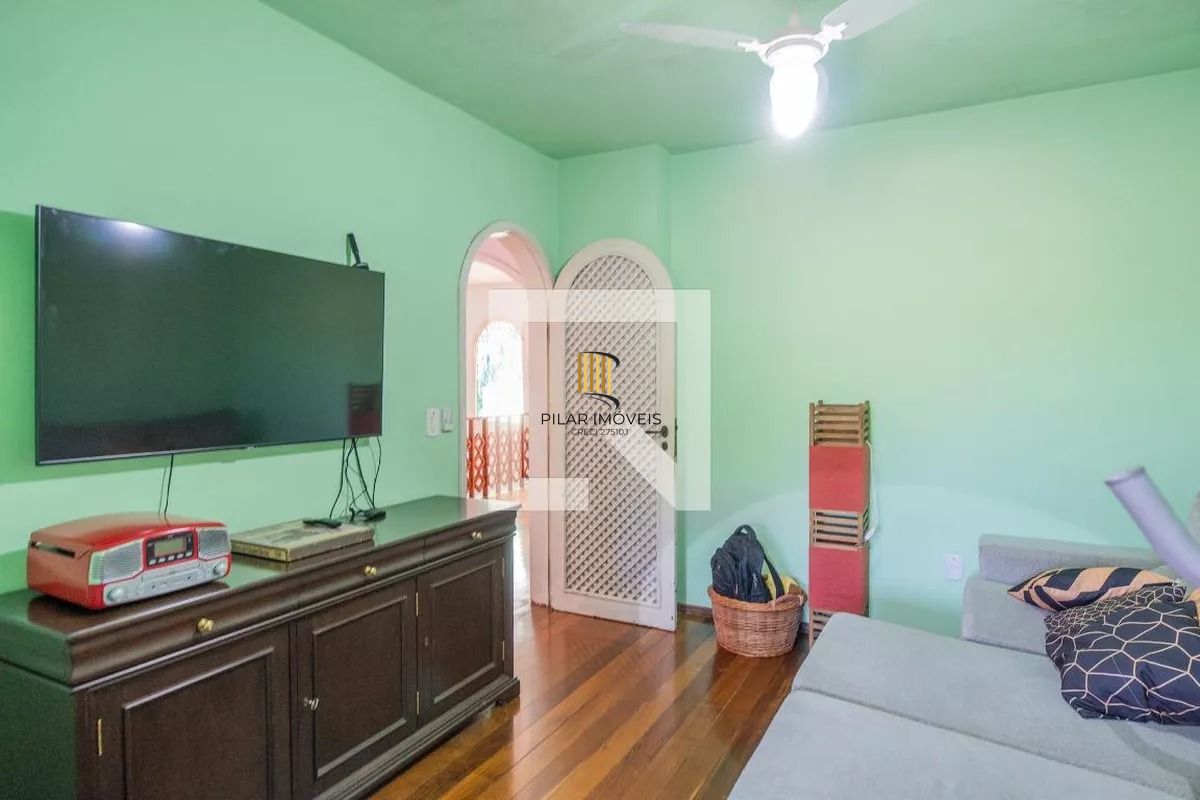 Casa á venda com 3 dormitórios no bairro Ipanema em Porto Alegre