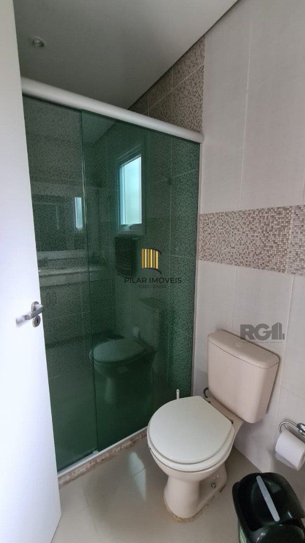 Casa de alvenaria, com 3 dormitórios, 1 suíte, living, cozinha, lavanderia, churrasqueira, banheiro social, pátio e 4 vagas de garagem.